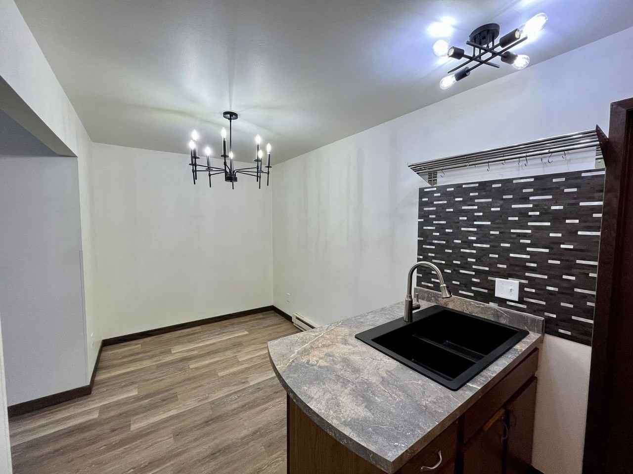 1010 Sawyer Dr - Photo 5 of 36