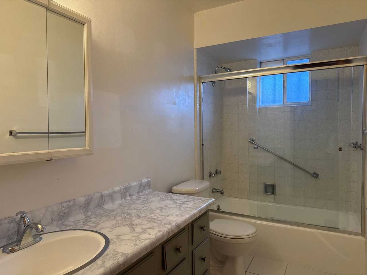 942 Roberts St - Photo 2 of 7