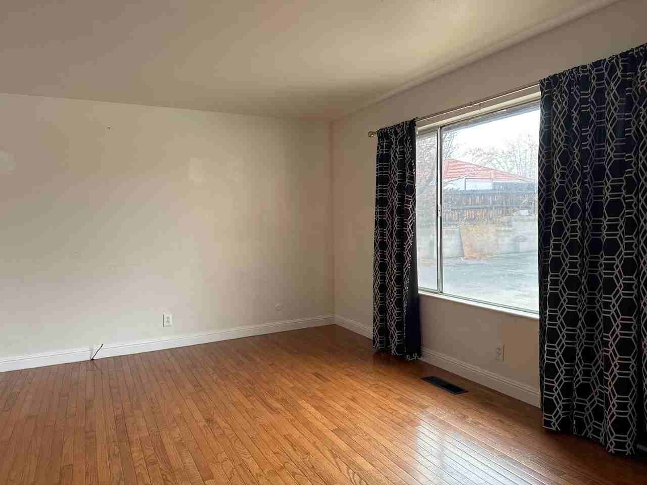 942 Roberts St - Photo 3 of 7