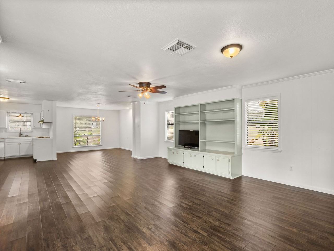 910 S Texas St - Photo 5 of 15