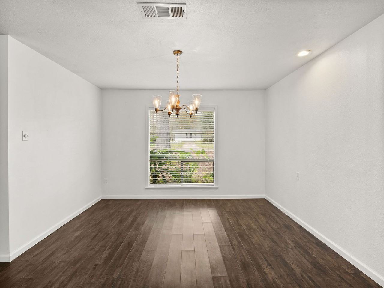 910 S Texas St - Photo 7 of 15