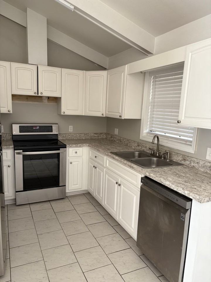 122 Stewart Ct - Photo 3 of 15