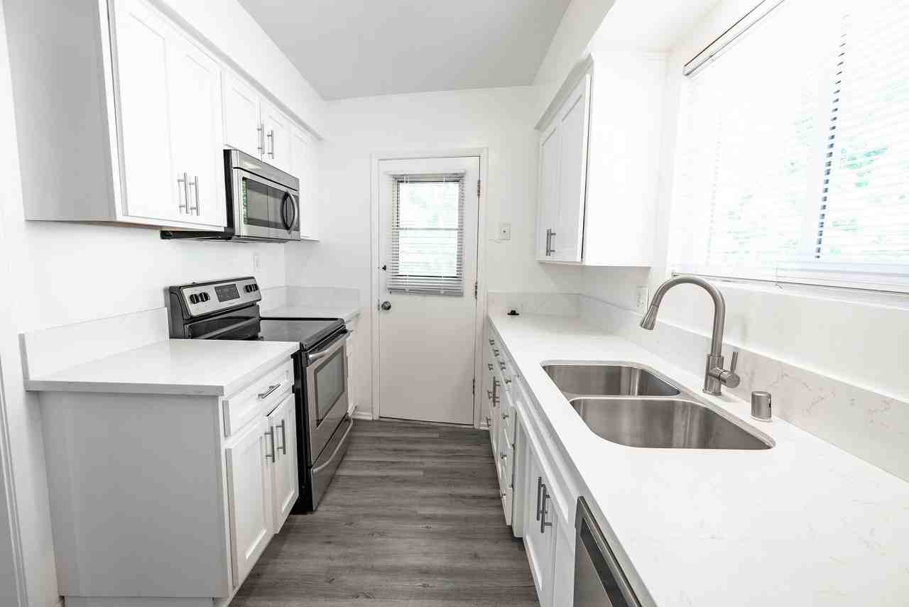 5302 Colodny Ave - Photo 6 of 34