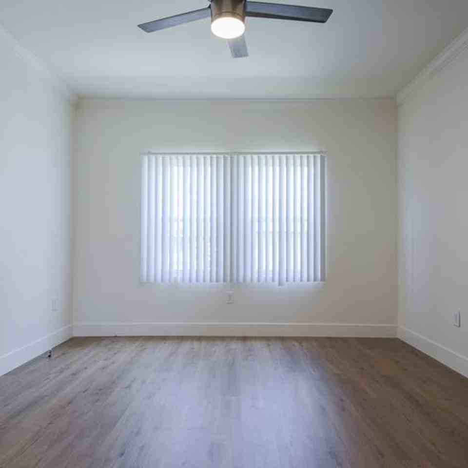 Unique and Spacious Apartment in East Hollywood - Photo 2 of 8