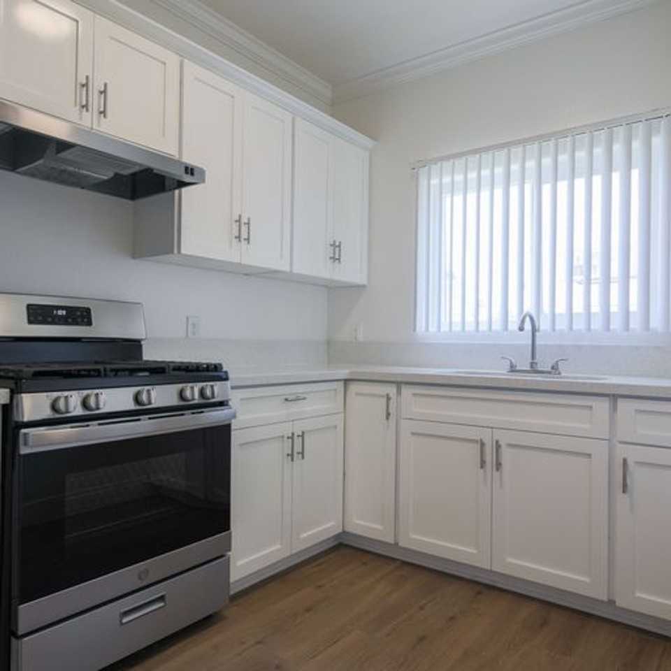 Unique and Spacious Apartment in East Hollywood - Photo 3 of 8