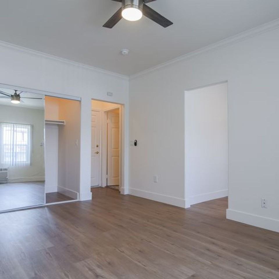 Unique and Spacious Apartment in East Hollywood - Photo 5 of 8