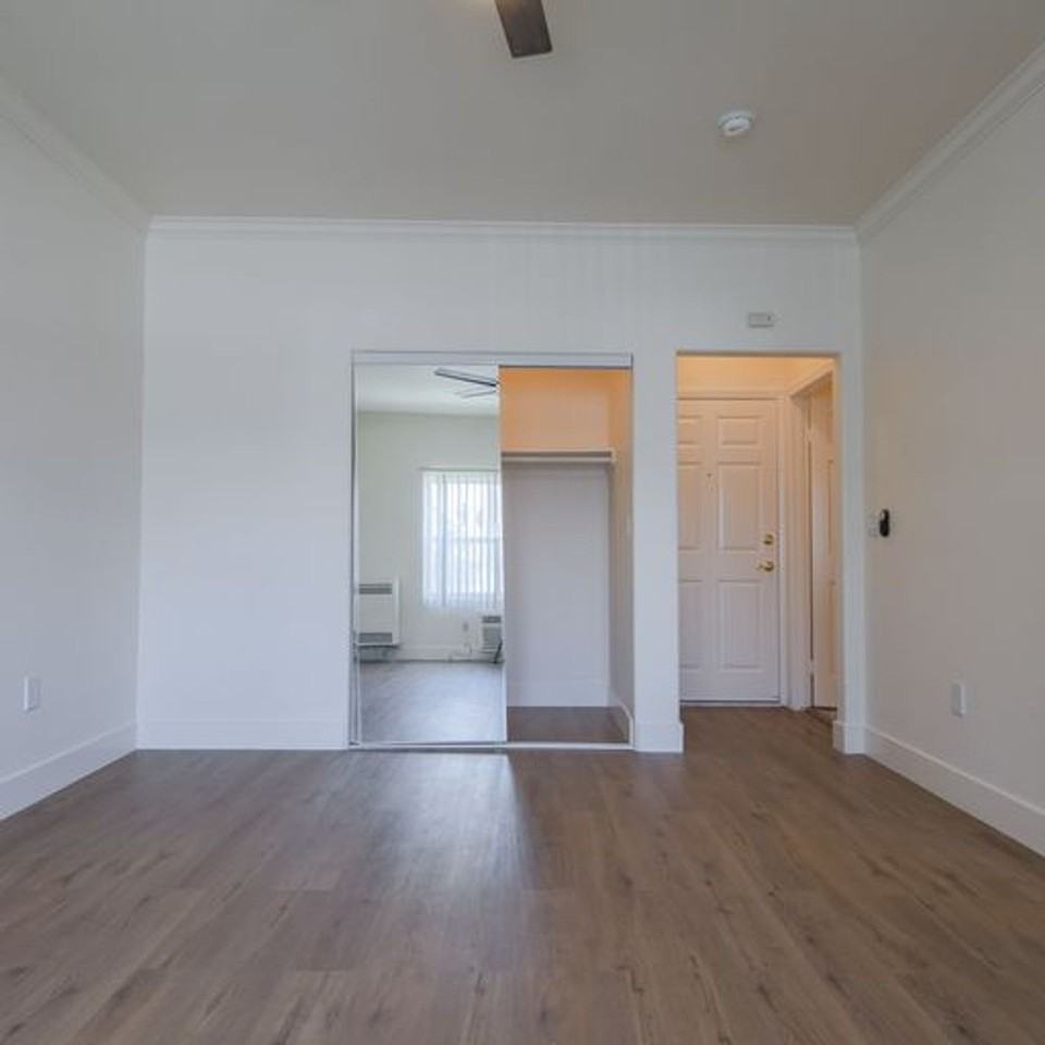Unique and Spacious Apartment in East Hollywood - Photo 6 of 8