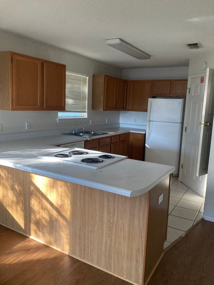 587 Florosa Ct - Photo 4 of 9