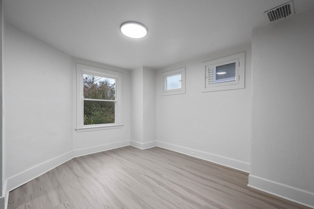 113 Merritt Ave - Photo 5 of 25