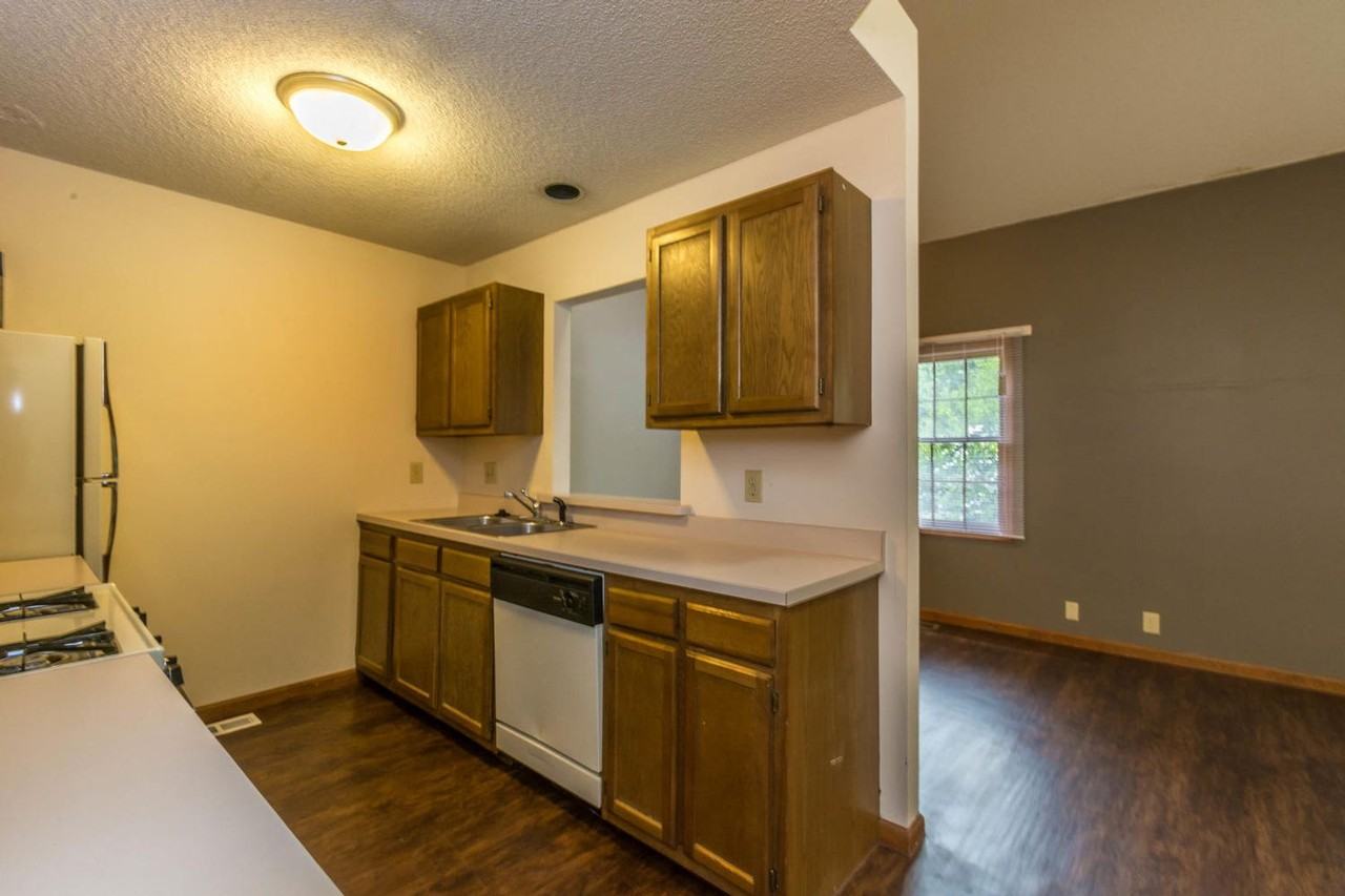 1804 E Maxwell Ln - Photo 4 of 10