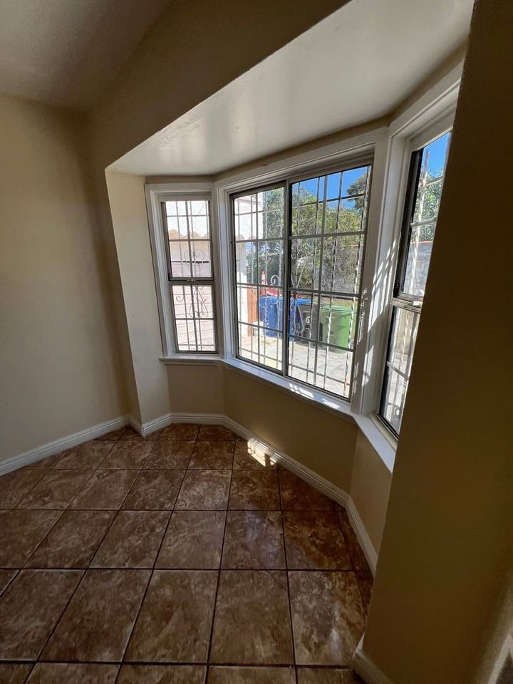 551 W 95th St - Photo 4 of 5