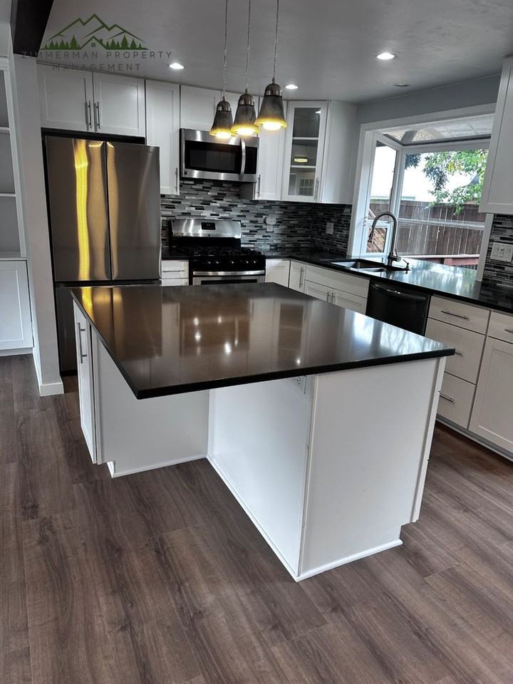 2766 Cheryl St - Photo 7 of 47