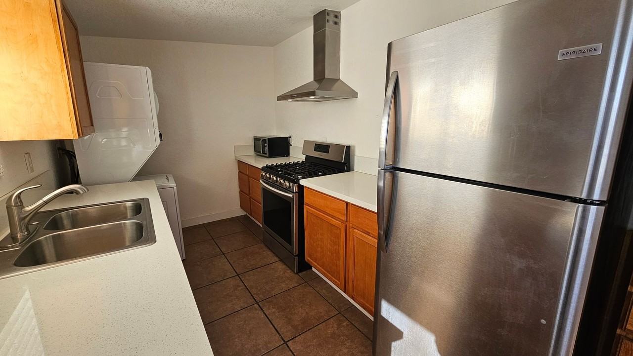 907 W Franklin Ave - Photo 3 of 10