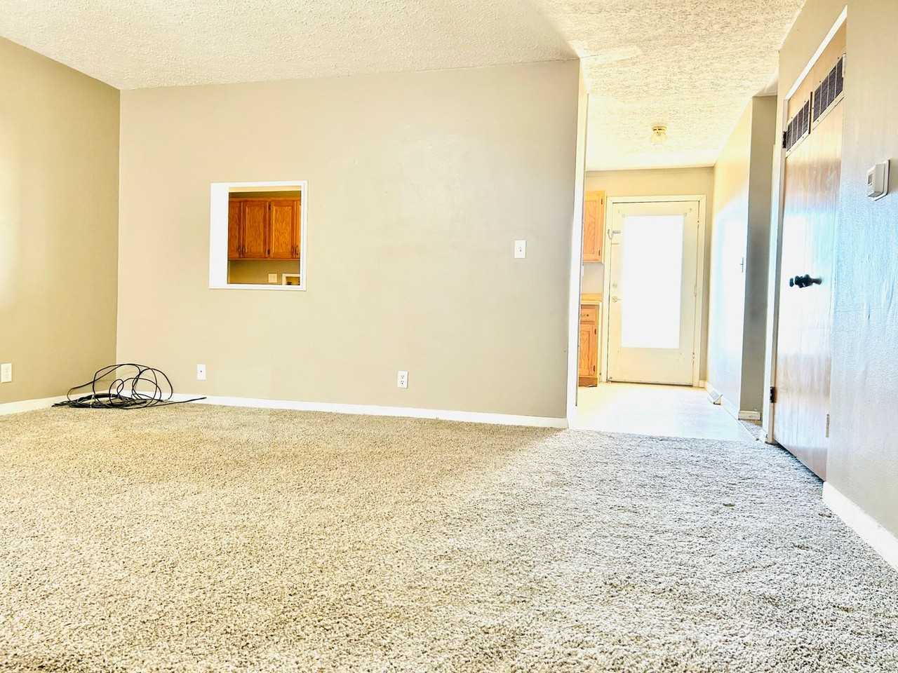 605 Sara St - Photo 3 of 15