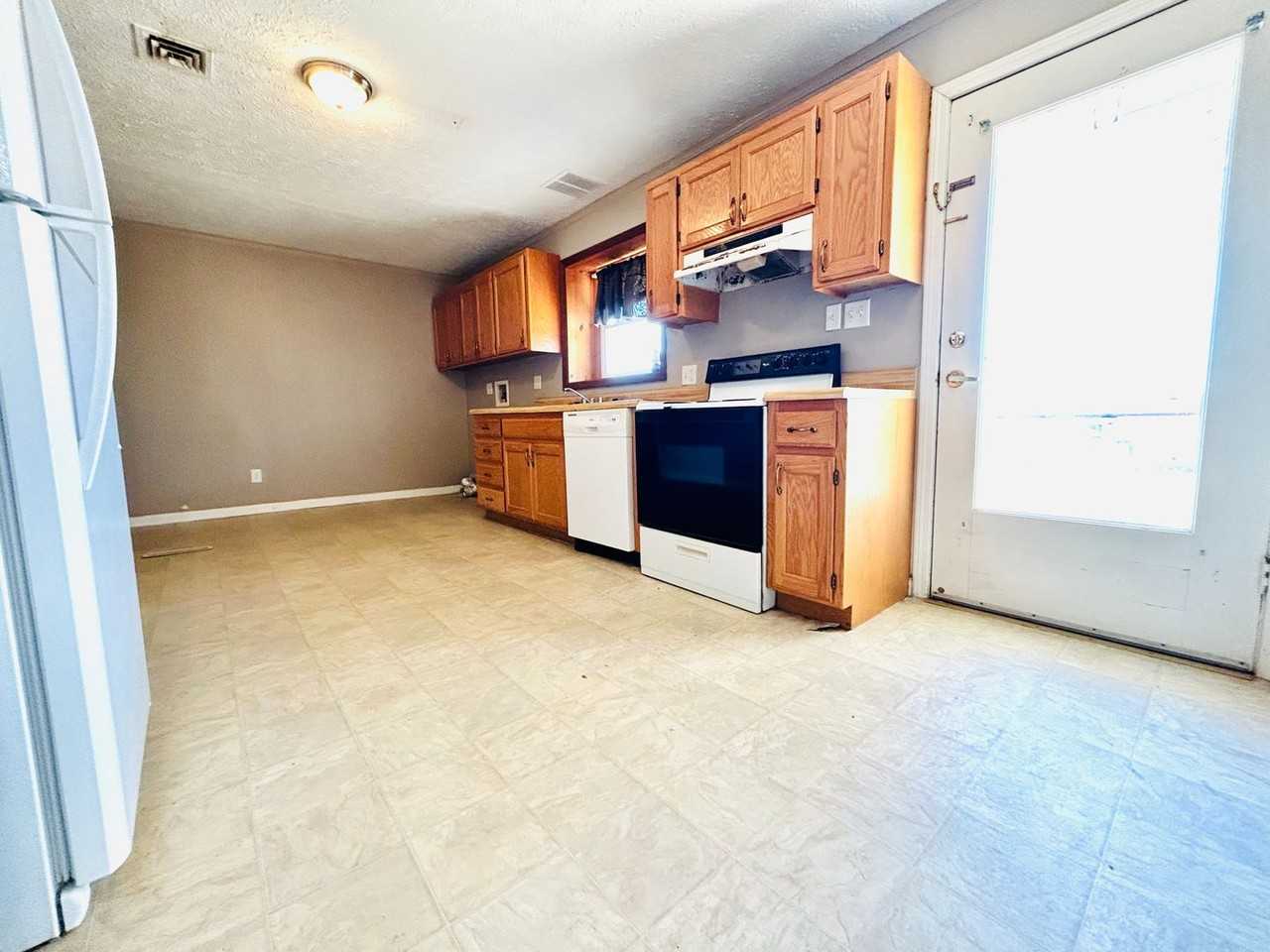 605 Sara St - Photo 4 of 15