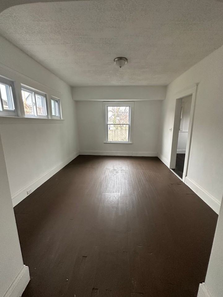 12327 Phillips Ave - Photo 4 of 12