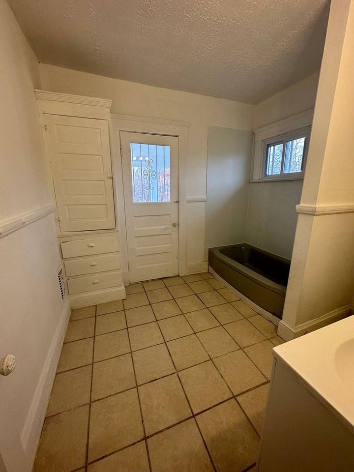 12327 Phillips Ave - Photo 5 of 12