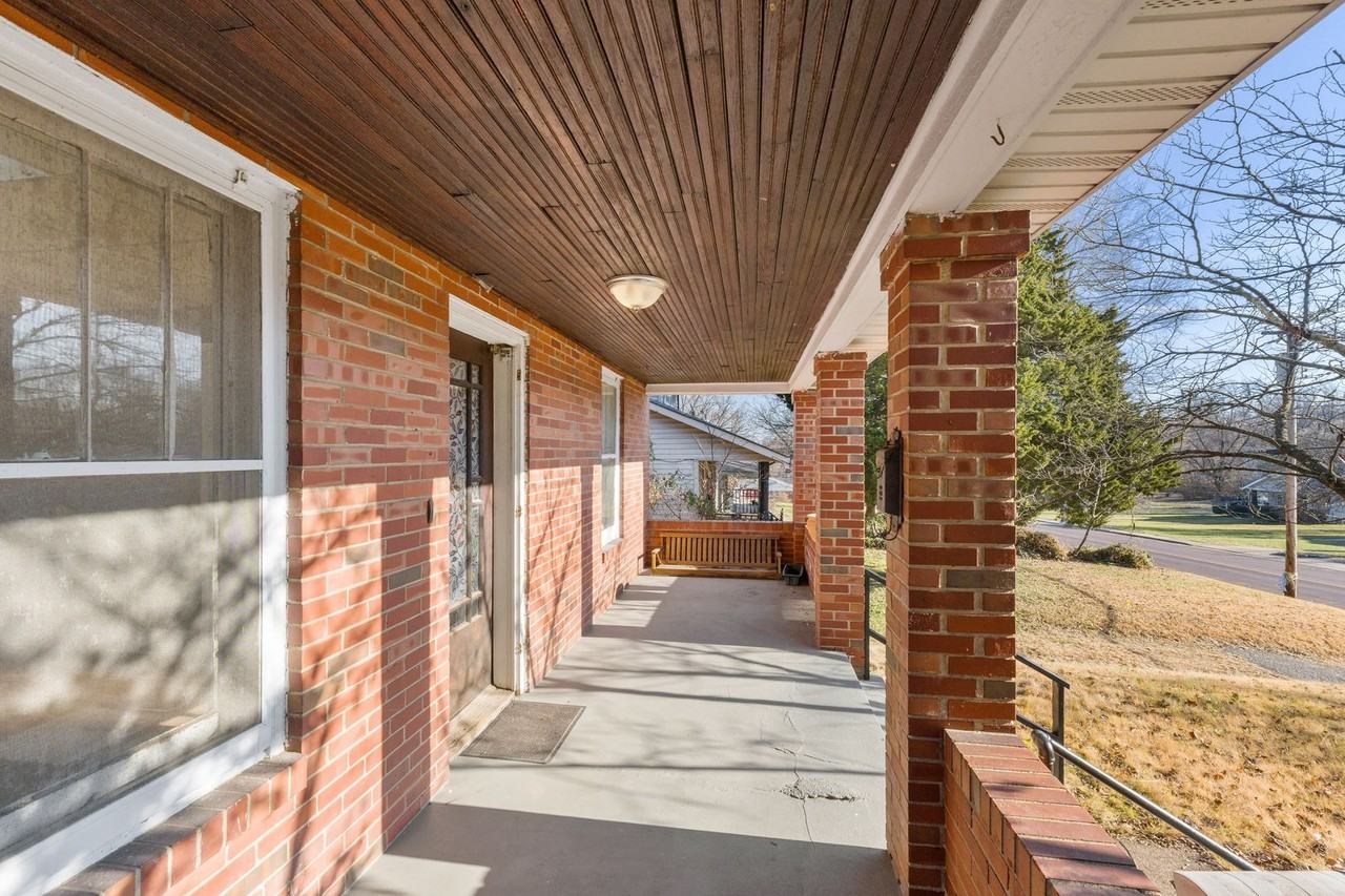 2441 Hord Ave - Photo 3 of 38