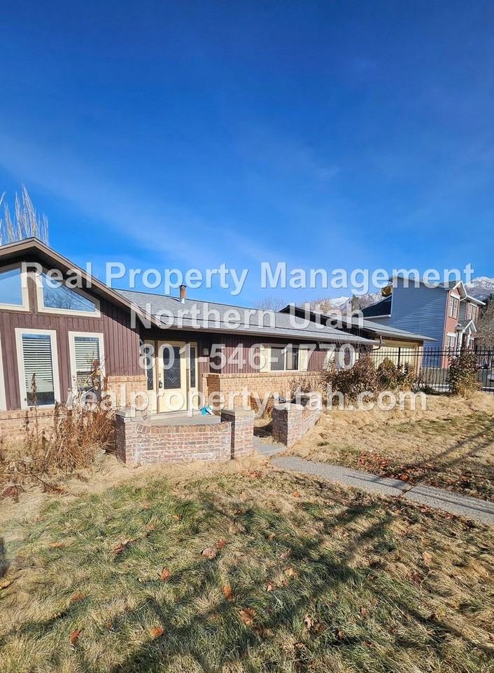 279 E 700 N - Photo 2 of 25