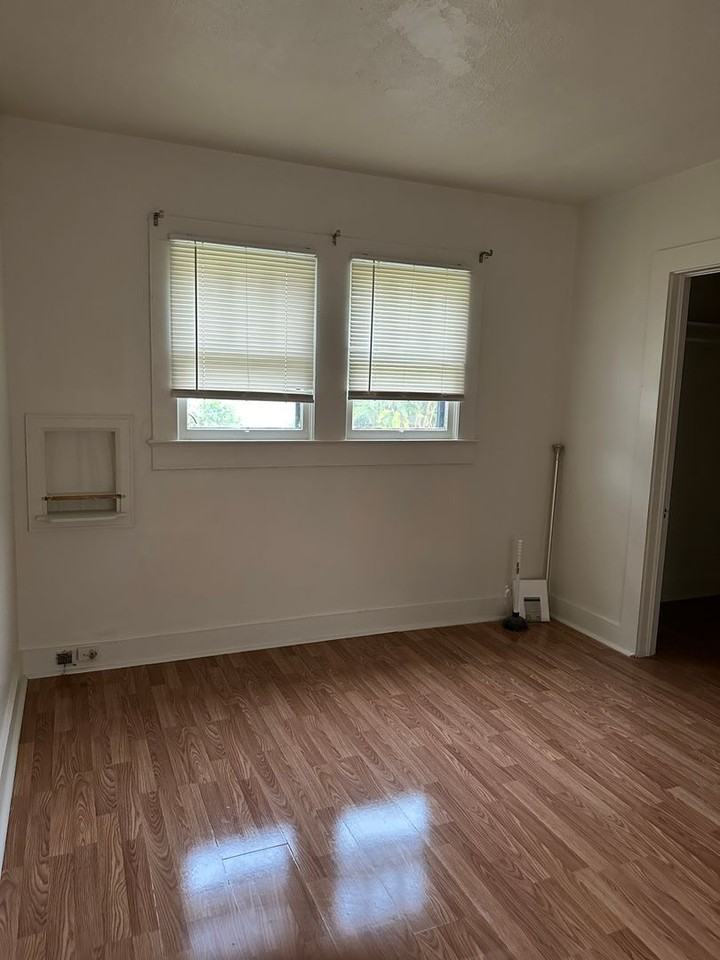 419 Charles St - Photo 5 of 8