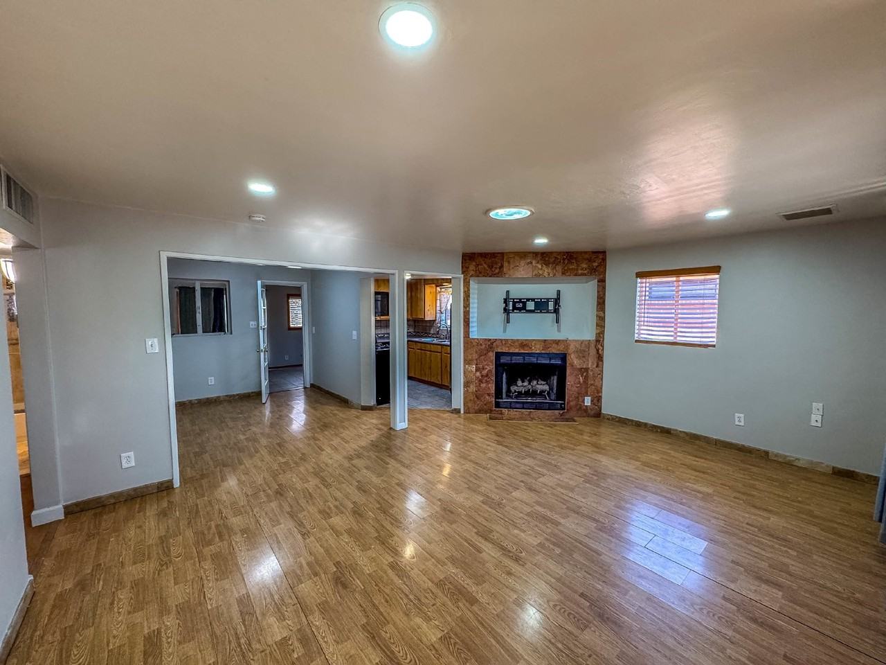 1309 E Elm St - Photo 5 of 19