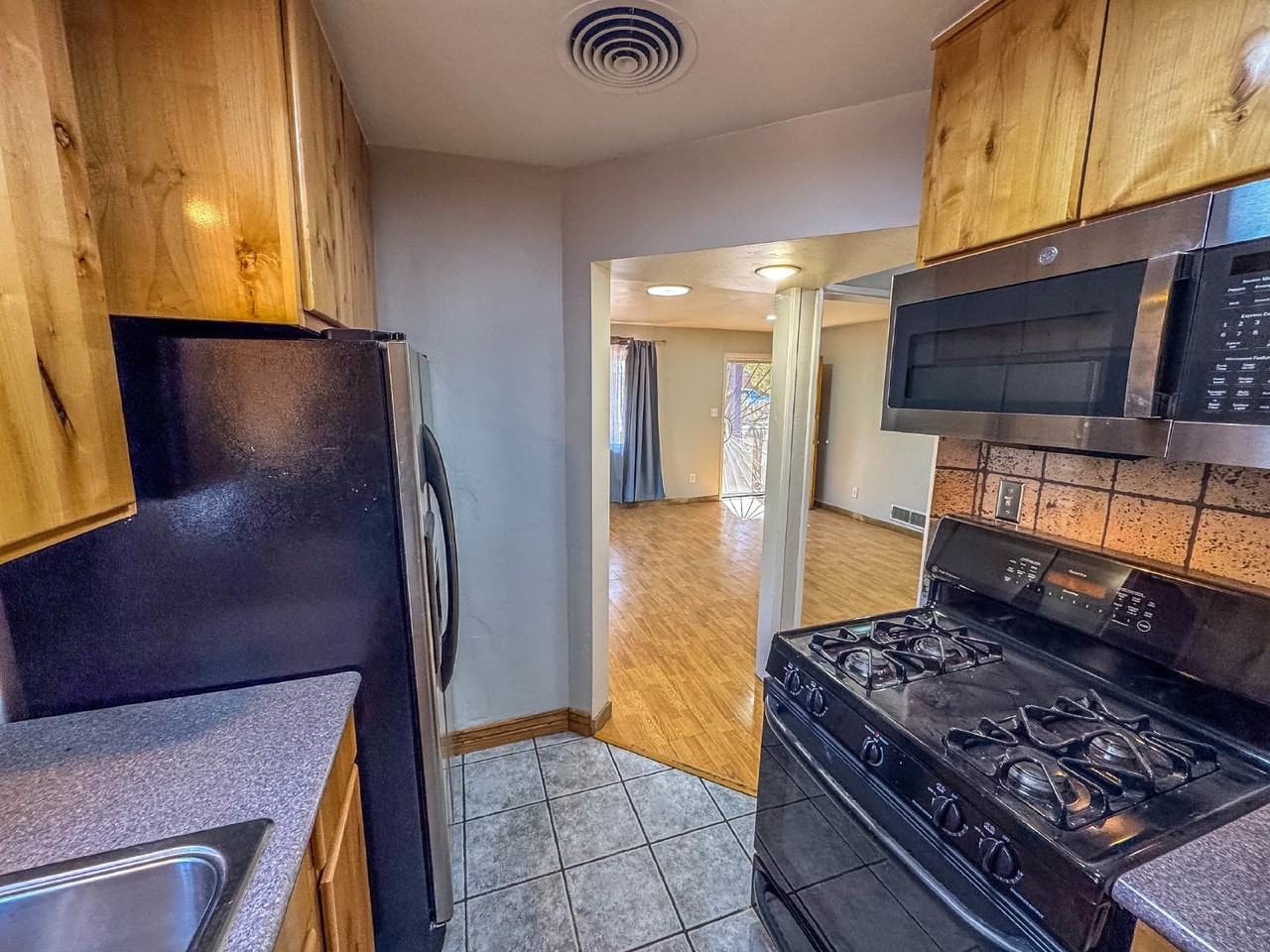 1309 E Elm St - Photo 4 of 19