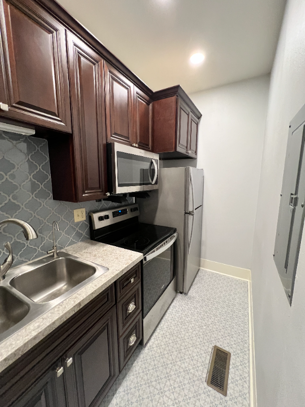 516 E 8th St #B - Photo 2 of 20