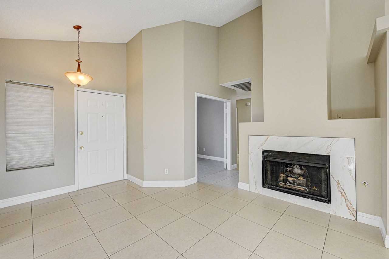 2723 Lovington Dr - Photo 4 of 37