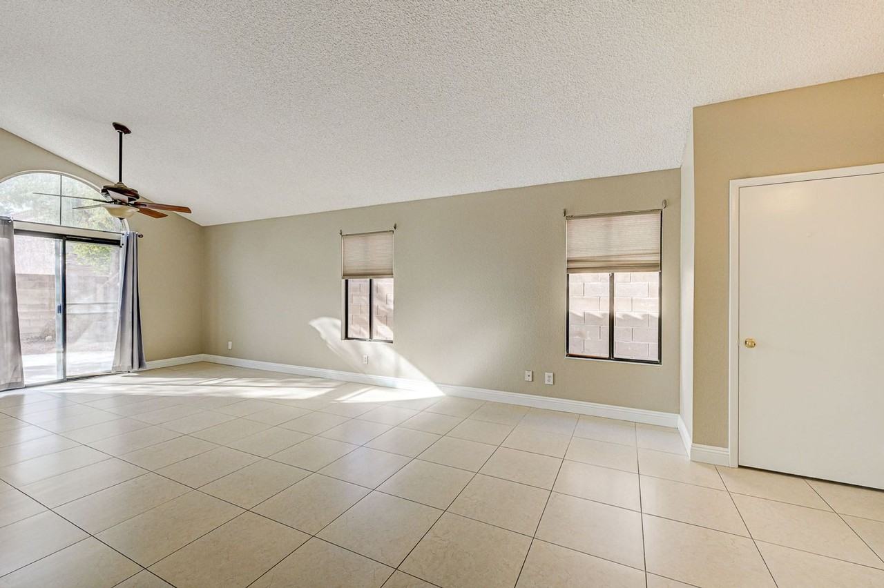 2723 Lovington Dr - Photo 6 of 37