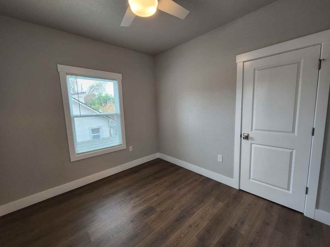 845 9th Ave - Photo 4 of 8