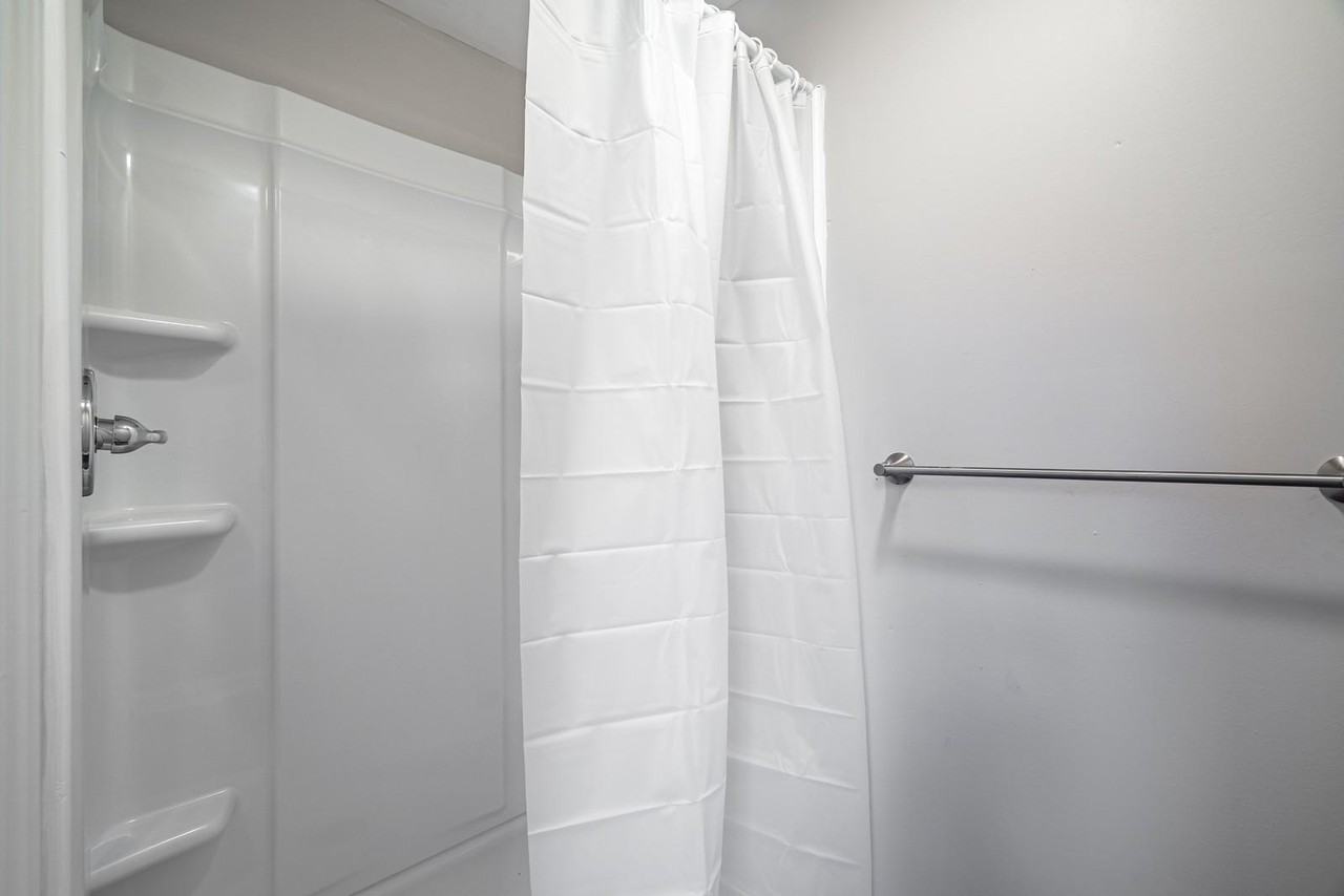 Pineglen Dr - Photo 4 of 17