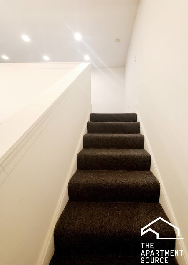 1112 W 18th St #1R - Photo 5 of 17