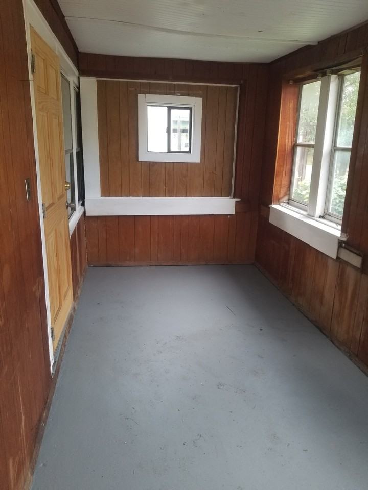 318 Glide St - Photo 2 of 13