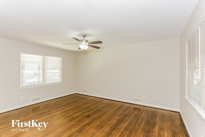 3404 Medina Ave - Photo 3 of 16
