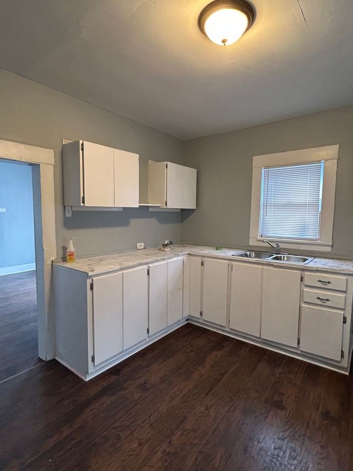 2042 Laurel St - Photo 2 of 6