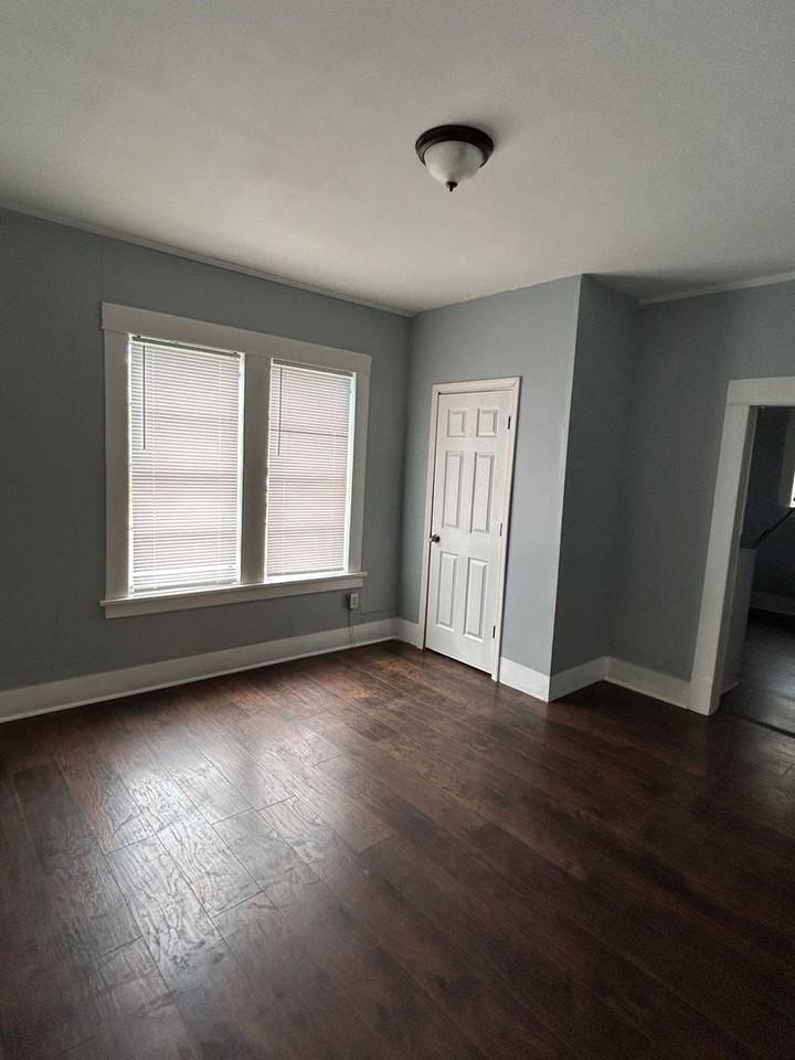 2042 Laurel St - Photo 3 of 6