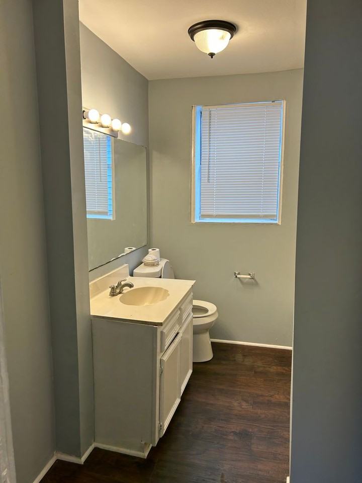 2042 Laurel St - Photo 5 of 6