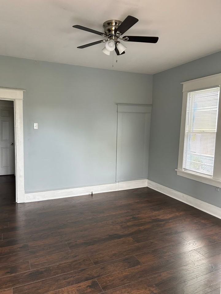 2042 Laurel St - Photo 6 of 6