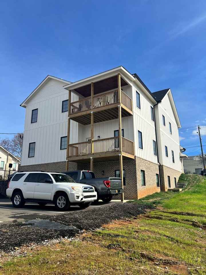 1915 Forest Ave - Photo 4 of 26