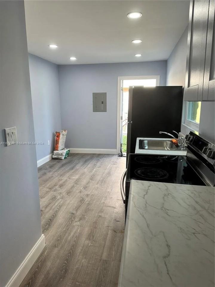 731 Arizona Avenue - Photo 2 of 11