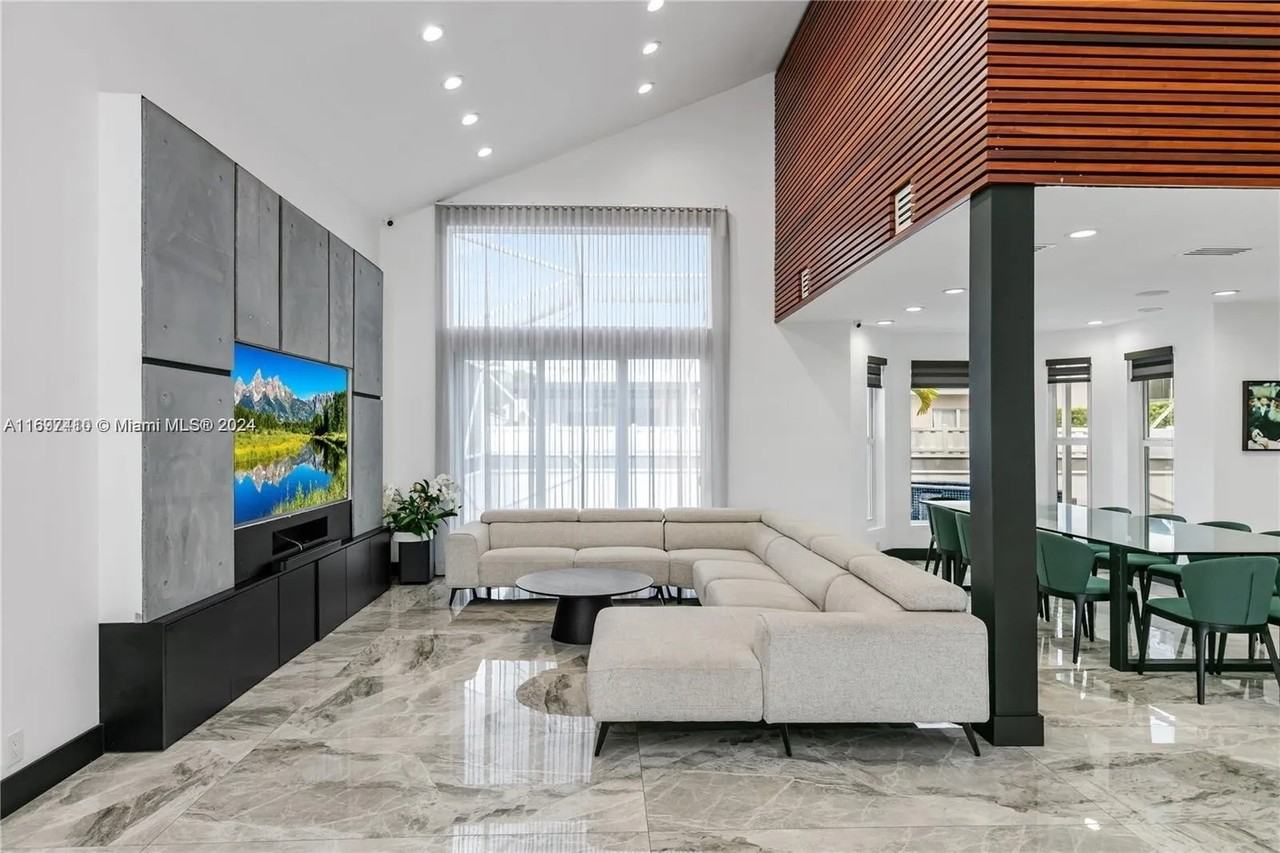 5321 Southwest 32nd Avenue - Photo 3 of 7