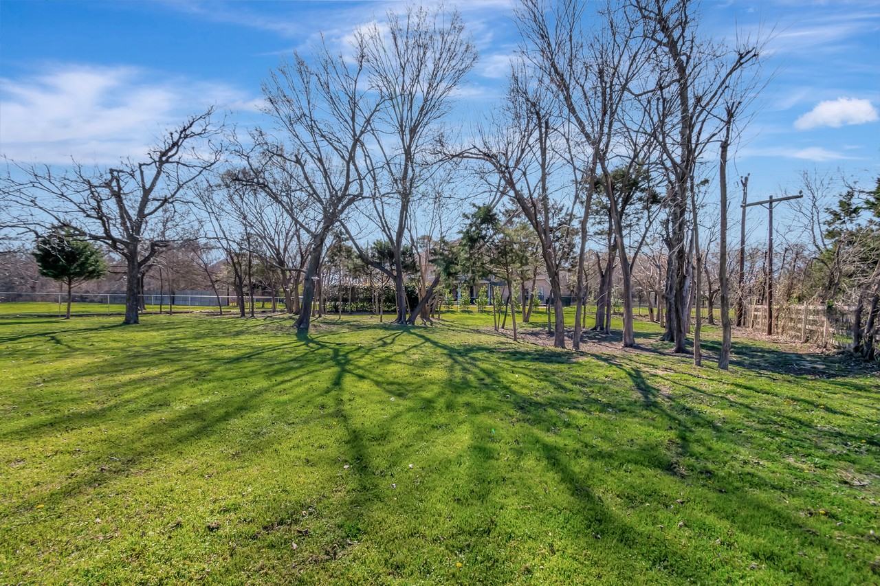 1231 Emerald Cir #NA - Photo 2 of 18
