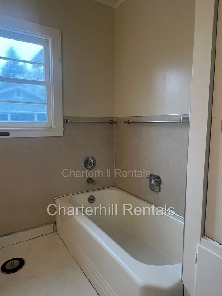 122 S Main St - Photo 3 of 12