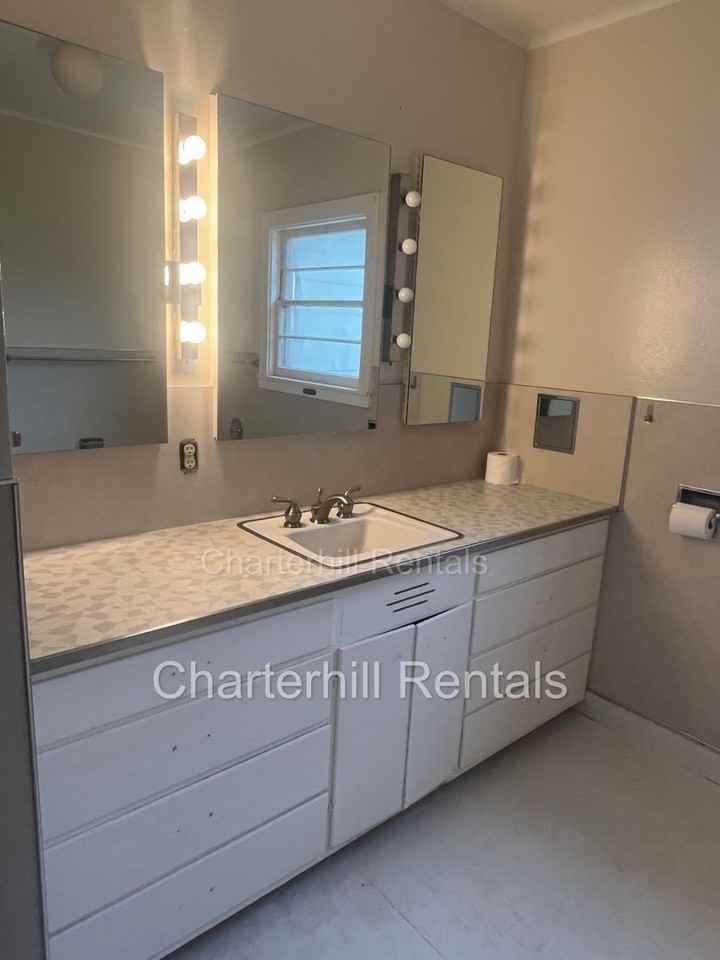 122 S Main St - Photo 5 of 12