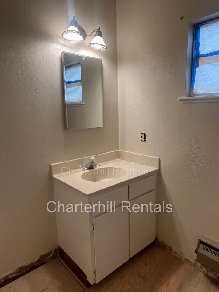 122 S Main St - Photo 7 of 12