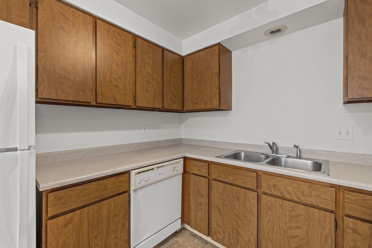 2056 Division Ave - Photo 5 of 22