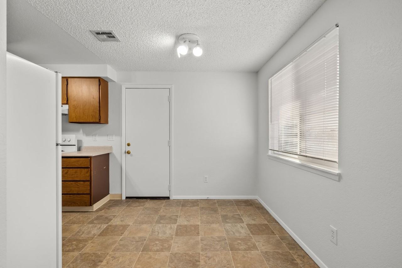 2056 Division Ave - Photo 6 of 22