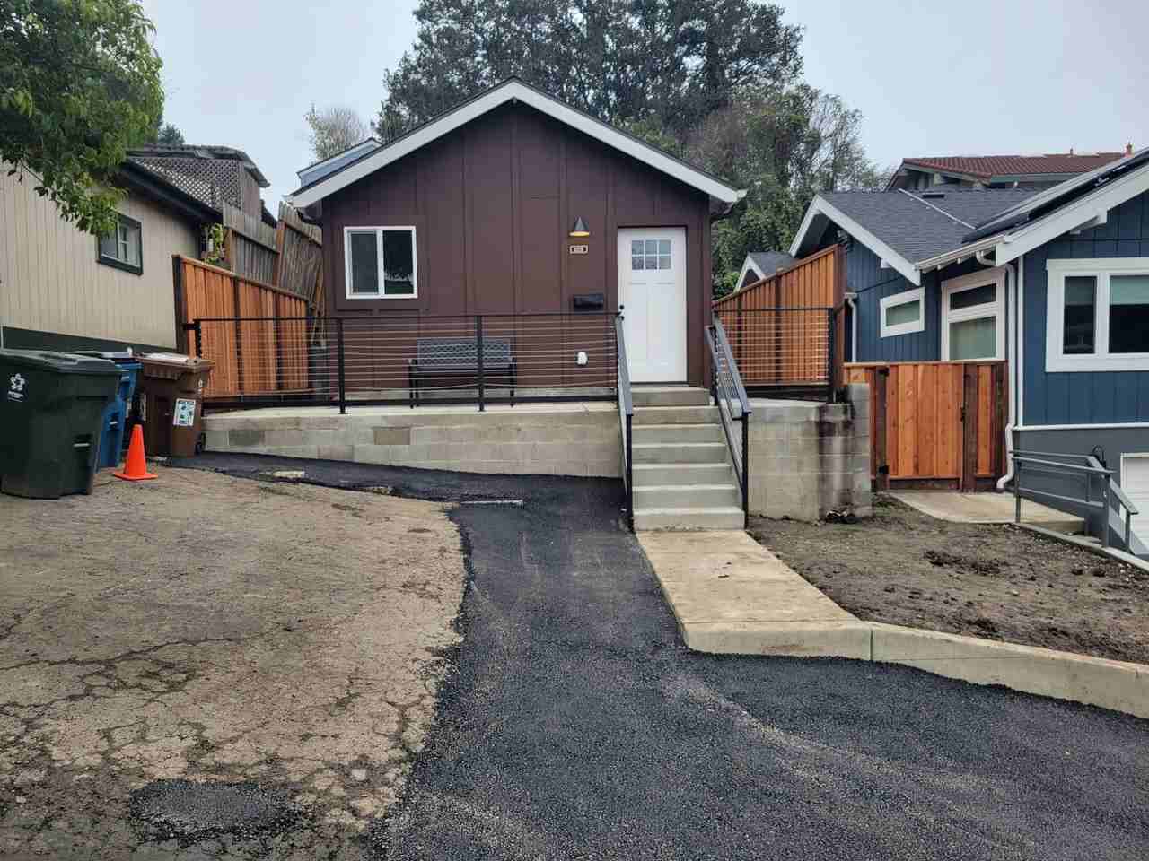 1012 Merrithew Dr - Photo 2 of 13