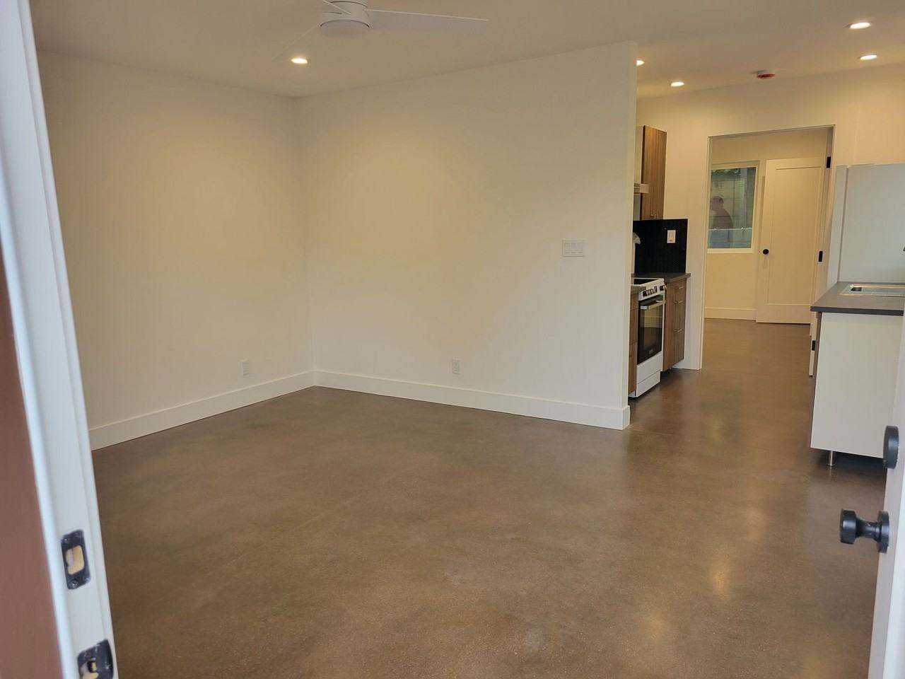 1012 Merrithew Dr - Photo 3 of 13