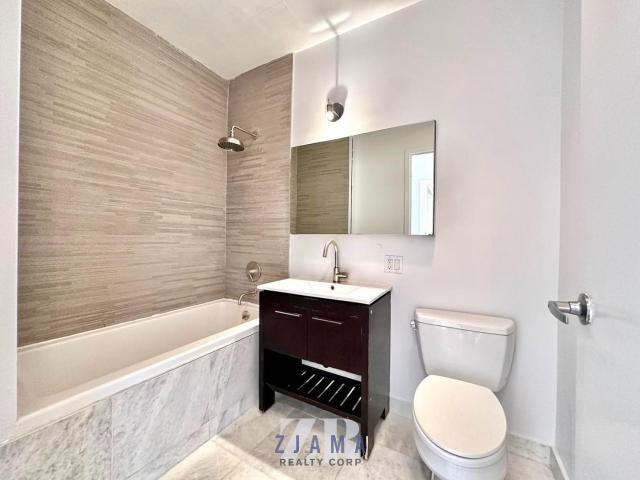 836 Bergen St - Photo 4 of 10